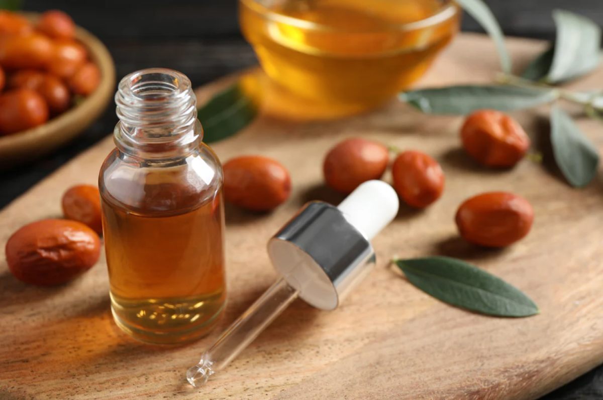 Comment utiliser l’huile de jojoba pour les cheveux, selon les experts