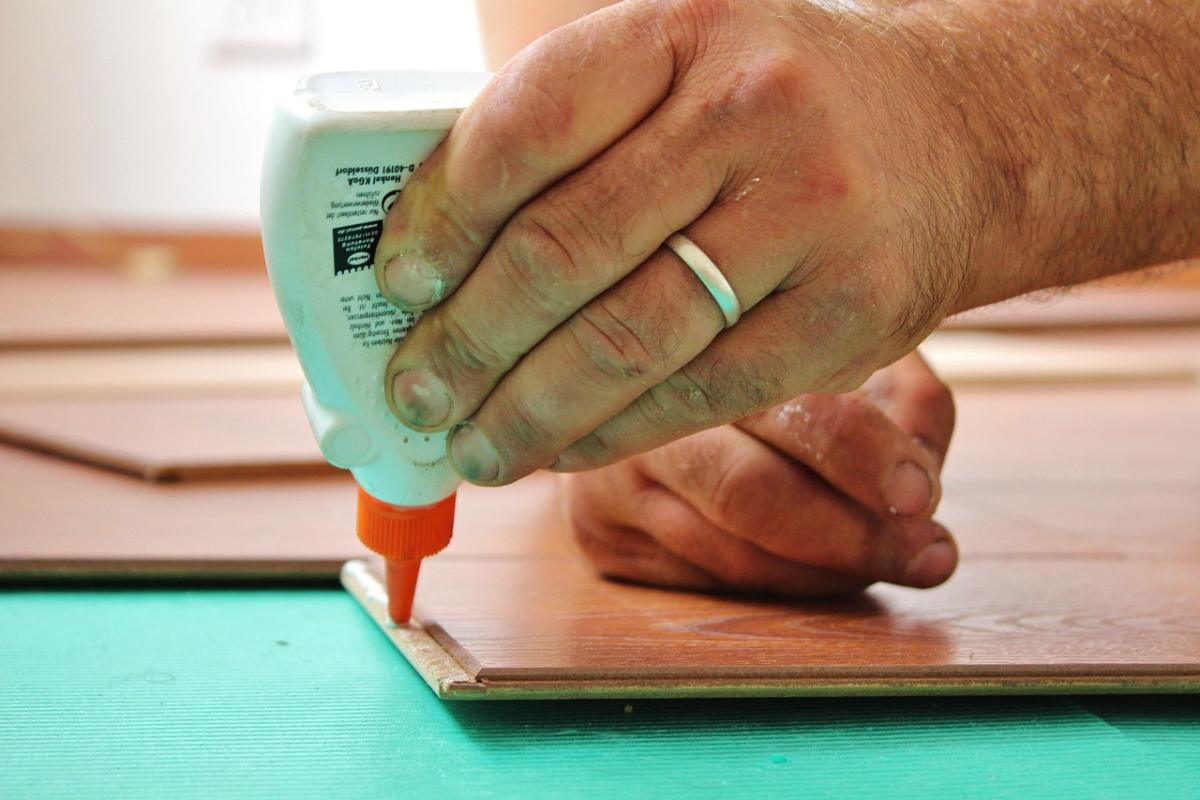 Comment enlever la super glue des mains et de la peau